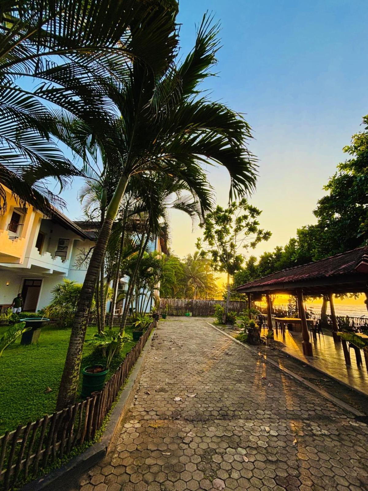 Balance Beach Resort Dickwella Exterior foto